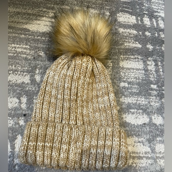 Women’s Winter hat with fur ball- super comfortable never worn! - Picture 2 of 2